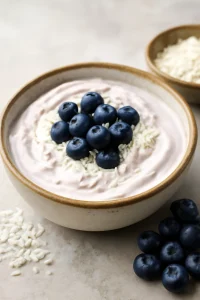 Friss joghurt áfonyával és kókuszreszelékkel