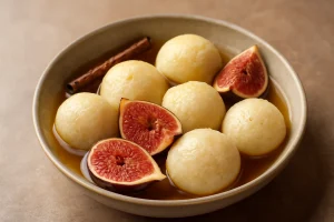 Friss túrós rasgulla fahéjas szirupban és friss fügével tálalva