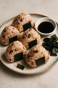 Japán rizs és bab étel onigirire formázva