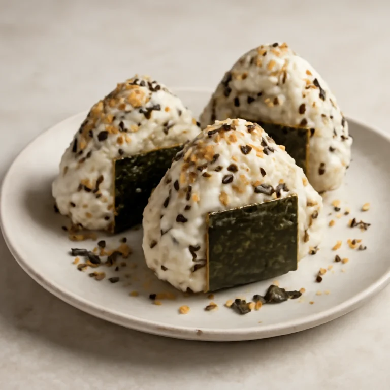 Shio kombu sózott hínár töltelékű onigiri szezámmaggal és tengeri algával díszítve
