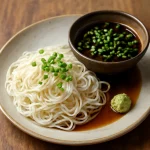 Somen tsuyu mártással, japán hideg tészta, zöldhagymával és wasabival