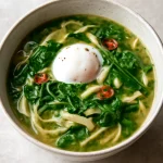 Ssuk kalguksu, tészta, spenót és tojás a gazdag levesben