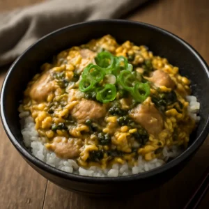 Japán Oyakodon étel savanyított mustárzölddel és csirkével