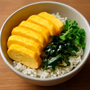 Japán stílusú tamagoyaki tojásos tál, tengeri algával és petrezselyemmel