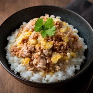 Friss japán étel tonhallal és tojással