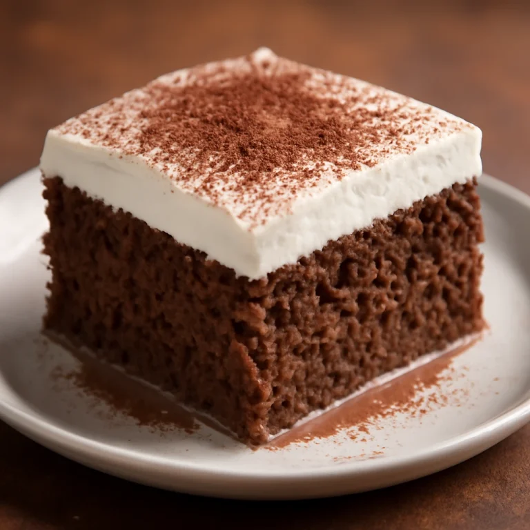 Tres leches csokoládéval, tejjel átitatott piskóta fehér tányéron