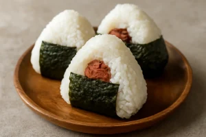 Onigiri umeboshi töltelékkel, friss nori lapban