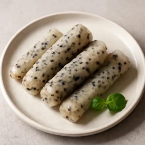 Rizslisztből készült yatsuhashi fekete szezámmal és friss menta levéllel