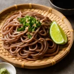 Zaru soba lime-mal tálalva, szójaszósz, lime és szezámmag díszítéssel