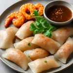 Bánh bột lọc halszósszal, tálalva friss korianderrel