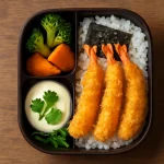 Ebi fry bento dobozban, tálalva rákokkal, sült zöldségekkel és kecskesajtos joghurtos szósszal