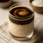 Tapioca puding kávéval, tálalva egy pohárban, tetején egy kis kávé és karamell réteg